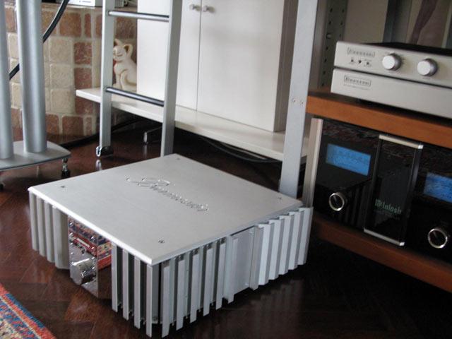 Burmester-032-side.jpg.c9f5fb46717a840a4ca904f3f434fdf2.jpg