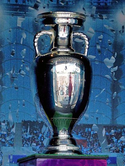 2059510751_Uefa_european_championship_trophy_(edited)(1).jpg.782b934bd64e7c9150c9201203936465.jpg
