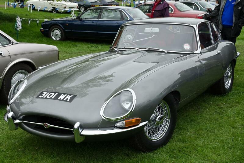 Jaguar_E-Type_Series_1_(1962)_-_8904901009.jpg