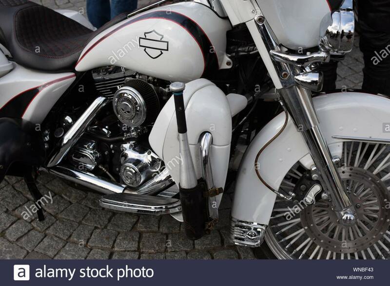 close-up-white-harley-davidson-con-la-mazza-da-baseball-e-titolare-wnbf43.jpg