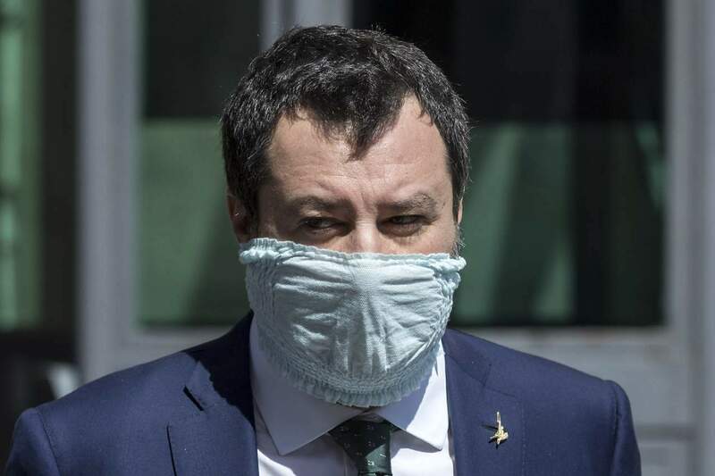 salvini-mascherina-1.thumb.jpg.f54c6066dde3a07df653844a6360d55d.jpg