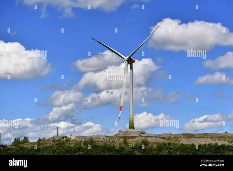 monaco-di-baviera-germania-26-agosto-2021-una-turbina-eolica-a-muenchen-froettmaning-fornisce-elettricita-verde-turbine-eoliche-energia-eolica-a-credit-dpa-alamy-live-news-2gfk8wj.jpg