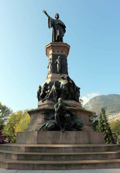 849681353_Cesare_Zocchi_monumento_a_dante_trento_1893-96_01.thumb.jpg.23a2ee9705992484e8f39f3786a19732.jpg