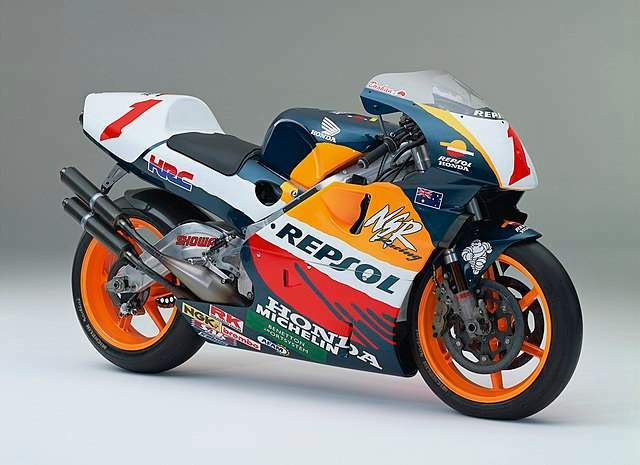 1995_Honda_NSR500_of_Mick_Doohan(1).jpeg.da4e7ad07e05ce5944ebcd8c153f4efd.jpeg