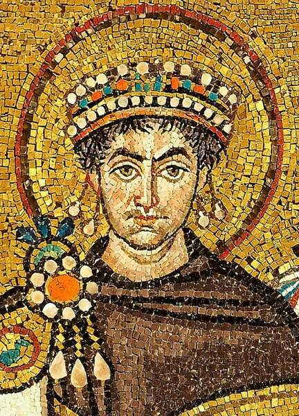 Giustiniano-e-il-suo-seguito-532-547.-Mosaico.-Ravenna-arte-svelata.jpg
