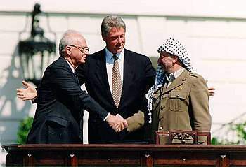 Bill_Clinton_Yitzhak_Rabin_Yasser_Arafat_at_the_White_House_1993-09-13.jpg.1603d6fee14c0f3cb365dffdebda334a.jpg
