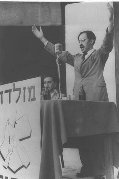 Menachem_Begin_pi_projevu_v_srpnu_1948.thumb.jpg.8c0078d75382b404fa317d82e7db2ea5.jpg
