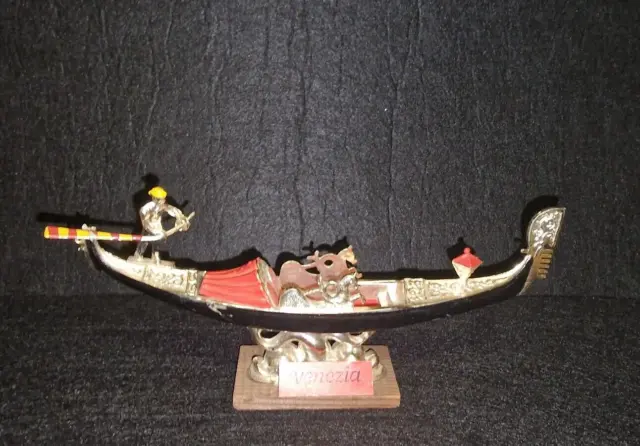 Souvenir-Gondola-vintage-con-leoni-marini-Venezia-anni.webp.d118d9f39f0ab3781b79405d9a1139aa.webp