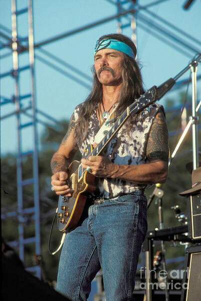 guitarist-dickie-betts-front-row-photographs-.thumb.jpg.846b2751ca560bcccbdaafe0752bd91c.jpg