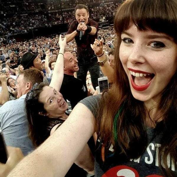 SelfieSpringsteen.thumb.jpg.2ec2697918123d297fd2cacd79115e2e.jpg