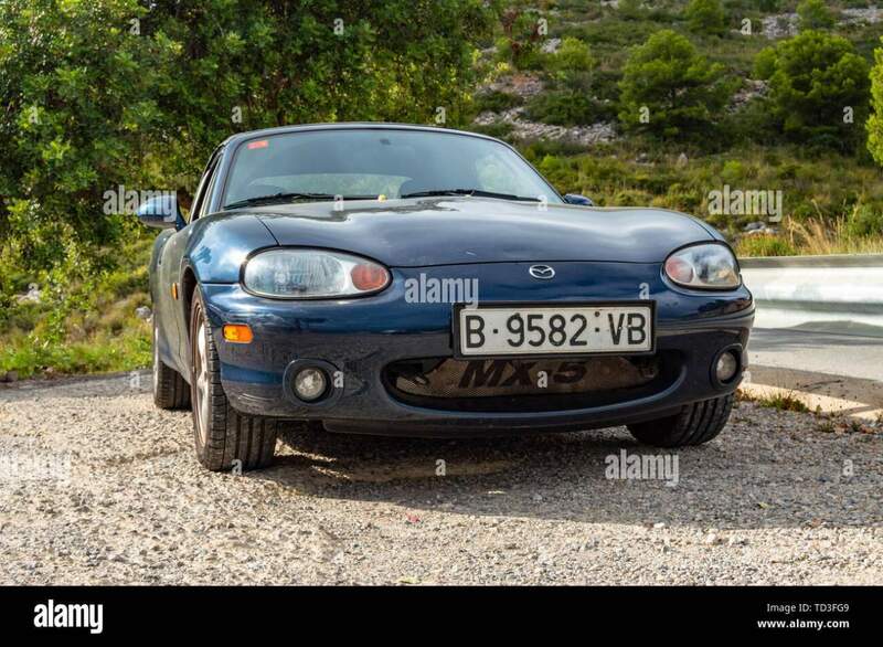 blue-mazda-miata-mx5-nb-cabrio-autovettura-convertibile-td3fg9.jpg