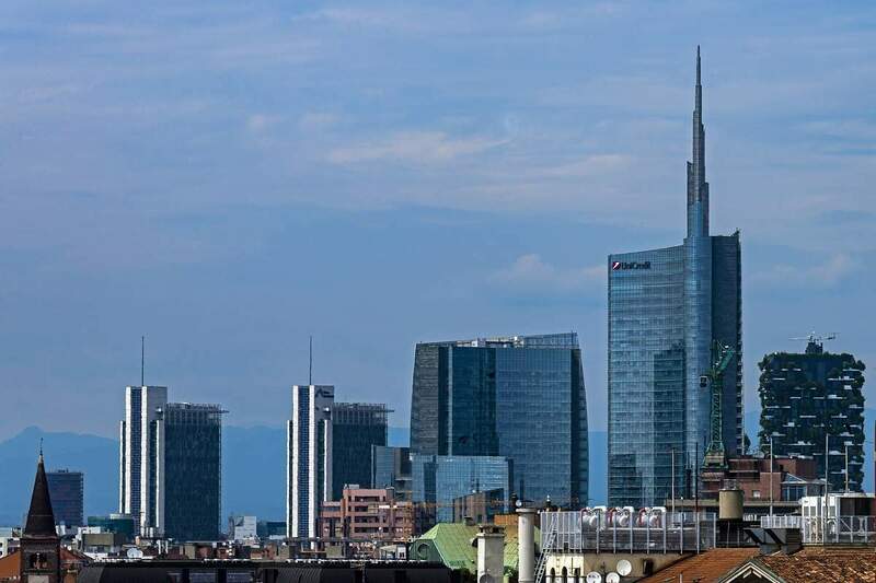 2048px-Milan_skyline_with_Unicredit_Tower_and_Bosco_Verticale-credits-daniel-case.jpg