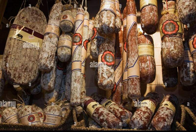 il-cinghiale-salame-in-un-negozio-di-gastronomia-pienza-toscana-italia-europa-bjmppk.jpg
