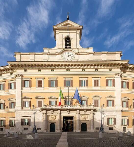 960px-Palazzo_Montecitorio_-_esterno.jpg