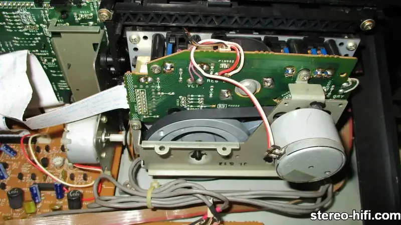 Aiwa-AD-F910-mechanism2.webp