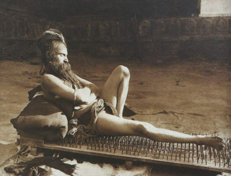 Fakir_on_bed_of_nails_Benares_India_1907.jpg