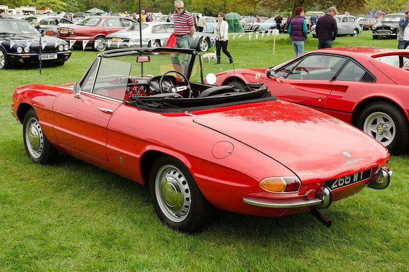Alfa_Romeo_Spider_Junior_1300_(1968)_(14467186223).jpg