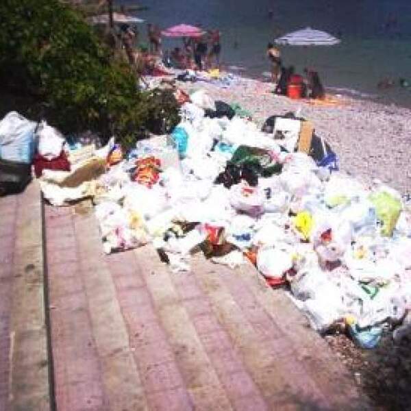 rifiuti spazzatura spiaggia mare sporco-800x800.jpg