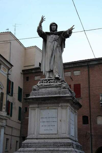 1200px-Girolamo_Savonarola_monument_Ferrara.jpg