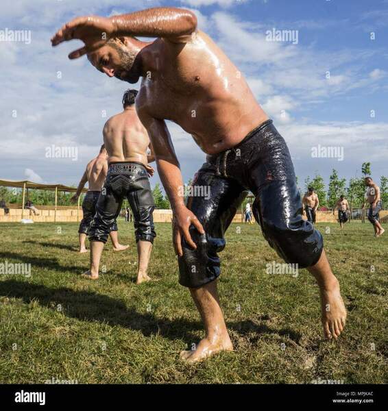 persone-non-identificate-eseguire-olio-wrestling-wrestling-di-olio-o-grasso-wrestling-yagli-gures-e-un-cittadino-turco-sport-istanbul-turchia-maggio-11-2018-mpjkac.jpg