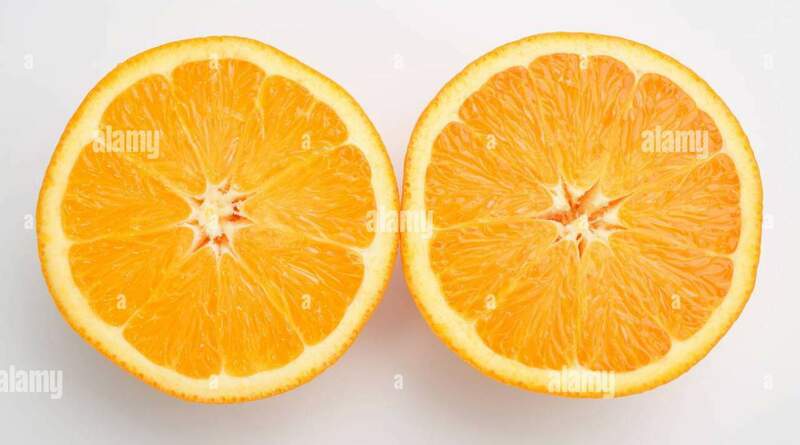 frutta-di-arancia-tagliata-a-meta-che-mostra-entrambe-le-meta-b0190w.jpg