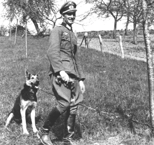 depositphotos_36456113-stock-photo-german-nazi-lieutenant-with-german.jpg.529f4a4c14bef3529bb140d96e01f728.jpg