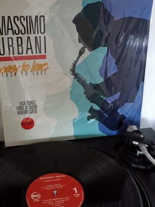 urbanieasytolovevinile.jpg.99c14581fe757ff5442d70f721c7e72f.jpg