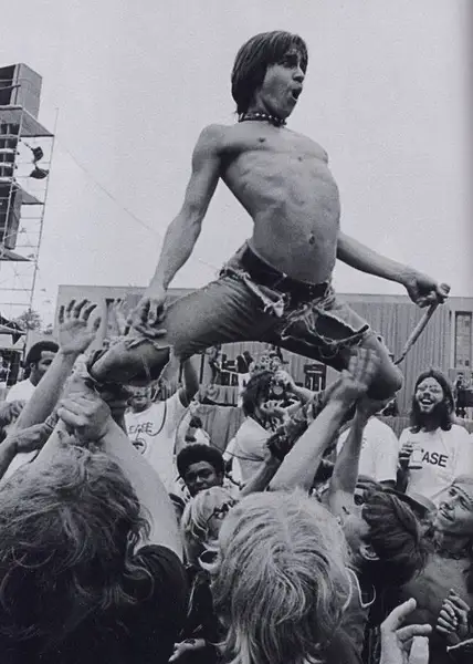 iggy-pop-freaking-out-hippies-since-1969-v0-VRO5ivl4qmZhmDFAowePeHLPgva9Crr9fZdrSGps9rA.webp