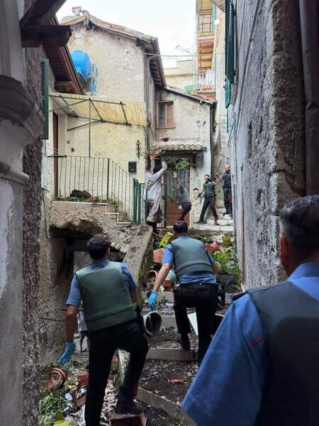 Prima distrugge tutto, poi i calci e i pugni. Uomo alto due metri manda in ospedale sindaco e 4 carabinieri-2.jpeg
